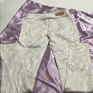 Elegant White Skinny Jeans